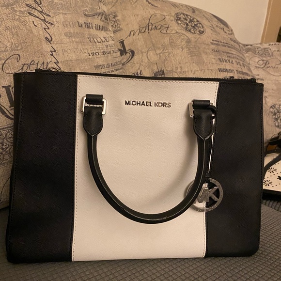 Michael Kors Purse. Amazing condition. - Picture 1 of 5